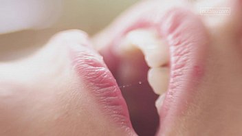 Обаятельная белокурая шлюха в нейлоне онанирует киску и мечтает о сексе