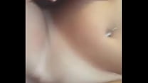 Девчонка пихает пачку фломастеров в анально-вагинальное отверстие, лежа на боку